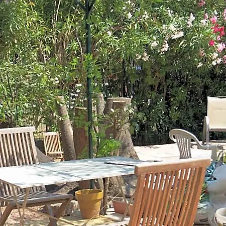Les Lys Bed and Breakfast 3*