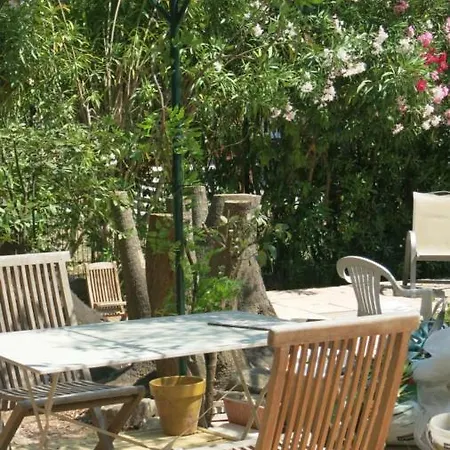 Les Lys Bed and Breakfast 3*